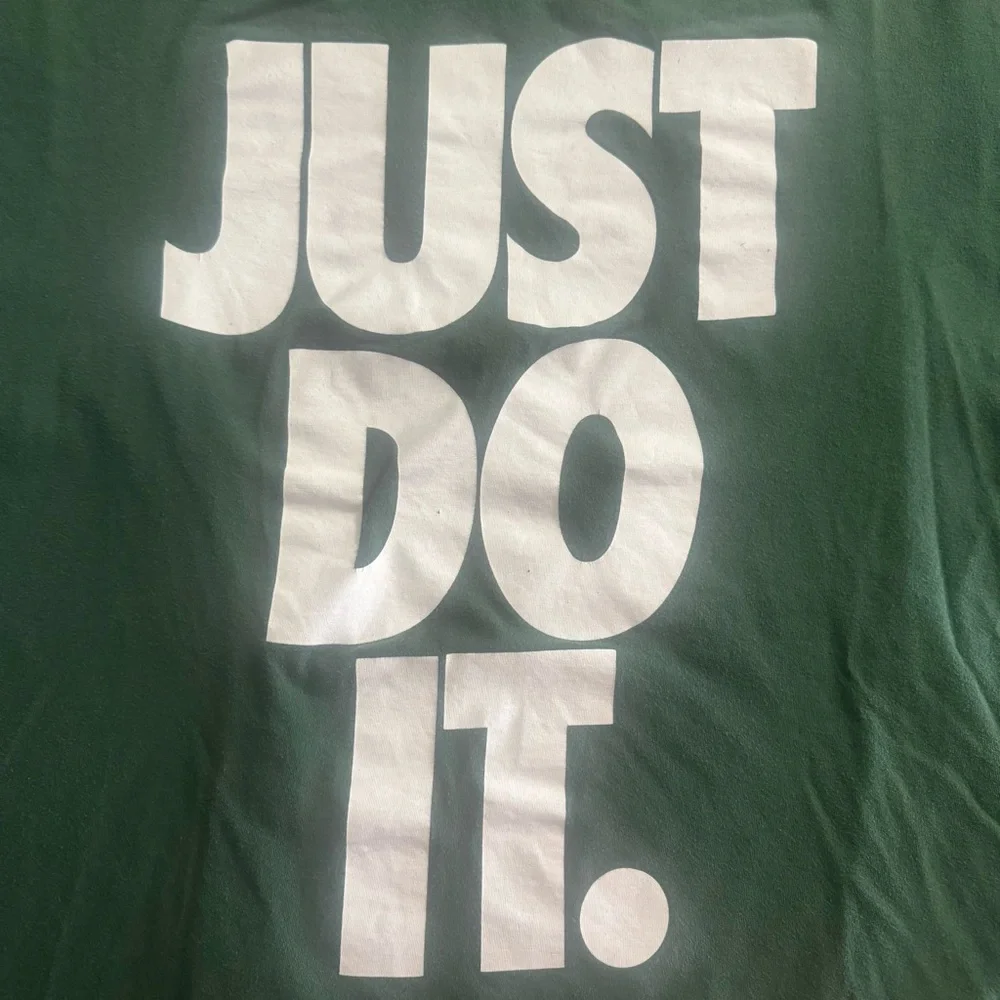 The Nike Tee Athletic Cut Men’s T-Shirt Short Sleeve Size XL Green Cotton